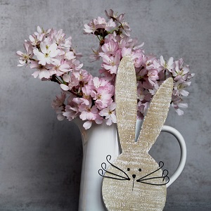 vase de fleurs roses avec le dessin d'un lapin