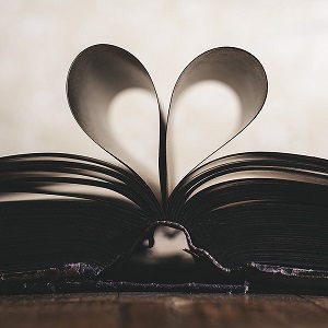 livre avec deux feuilles pliées en forme de coeur